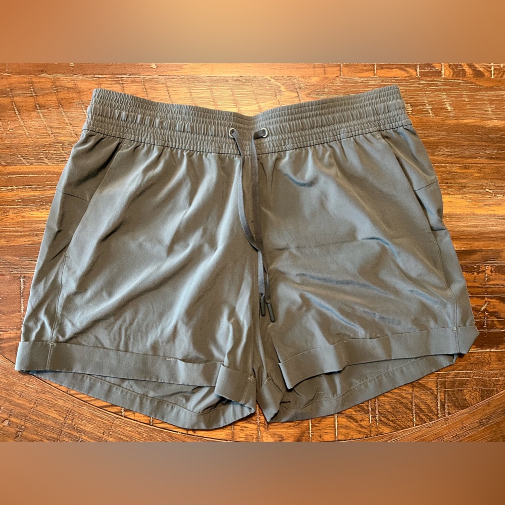 Lululemon everyday green drawstring short. Cuffed. Size 8.